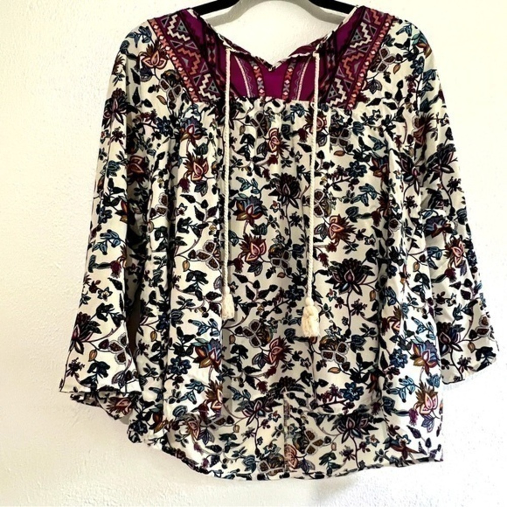 Flying Tomato floral peasant blouse w/drawstring neckline. Sz L. Preowned. EUC.